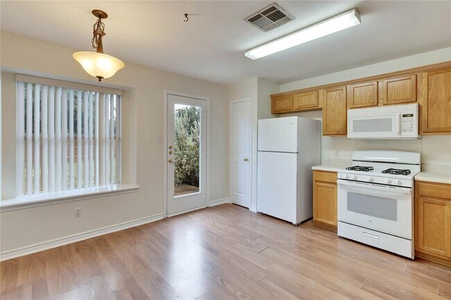 Building Photo - 1008 Balanced Rock Pl