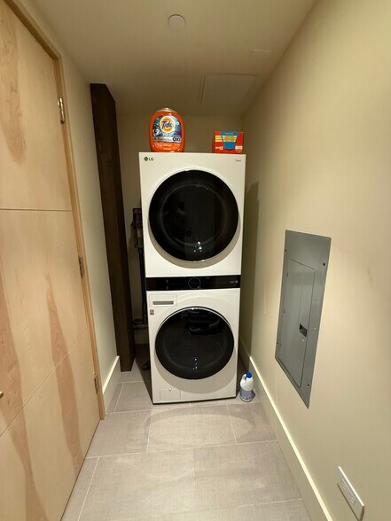 Building Photo - 100 4th St W