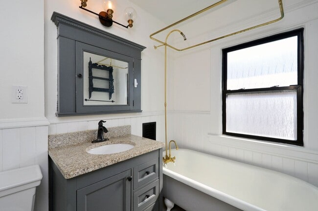 Building Photo - Beautiful 4-Bedroom 2-Bathroom Home Available Now!