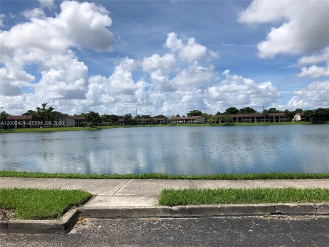 Building Photo - 210 Lake Pointe Dr