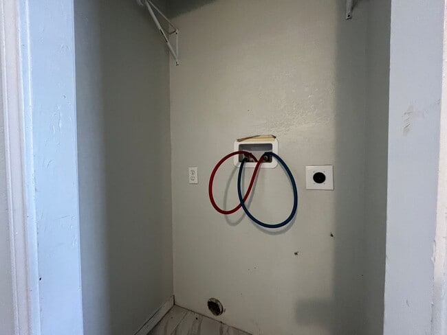 Building Photo - HOUSING VOUCHERS ACCEPTED