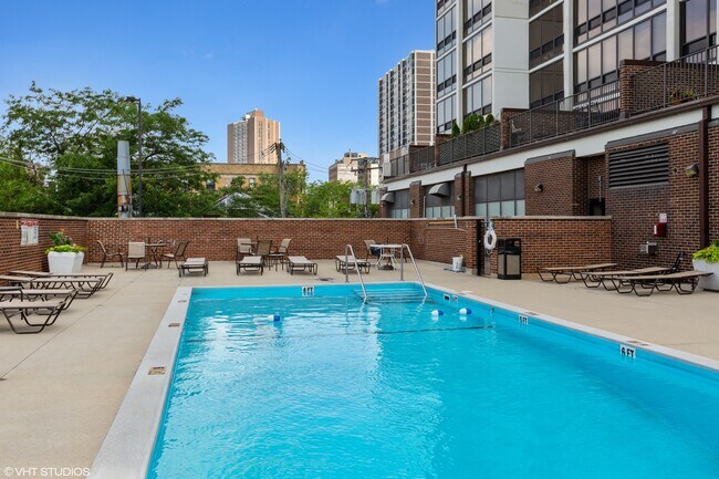 Building Photo - 1636 N Wells St