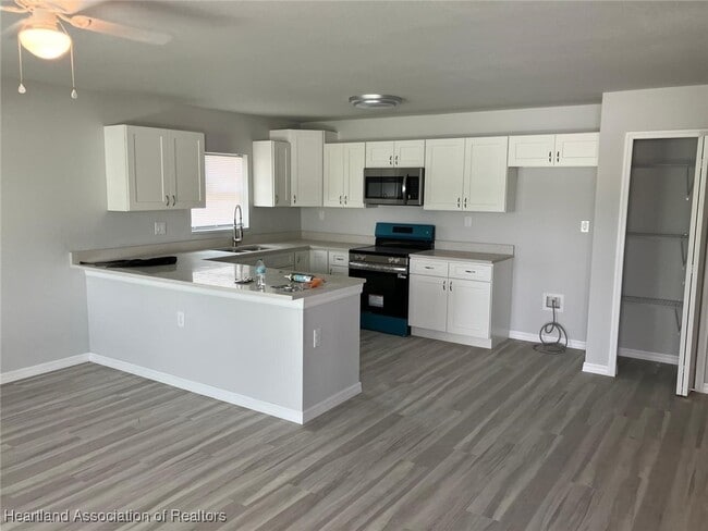 Building Photo - 418 Poinsettia Ave