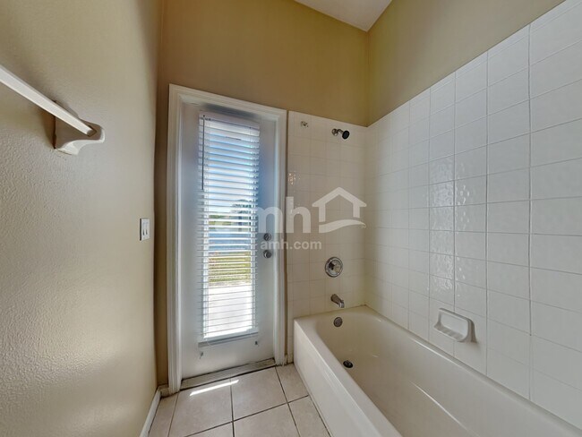 Building Photo - 13712 Lakes Way