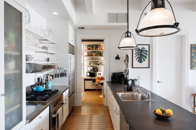 Building Photo - STUNNING DUMBO LOFT