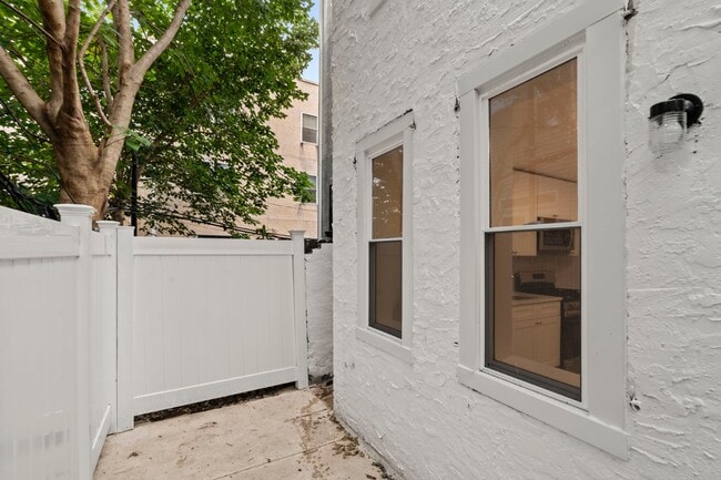 Building Photo - 1638 Latona St