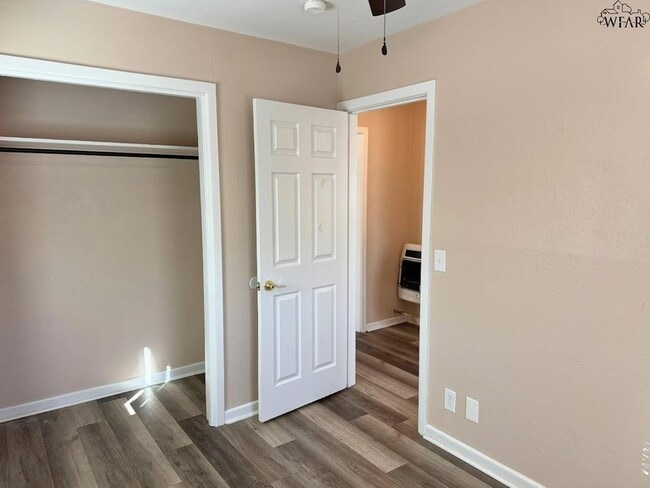 Building Photo - 102 Ave G