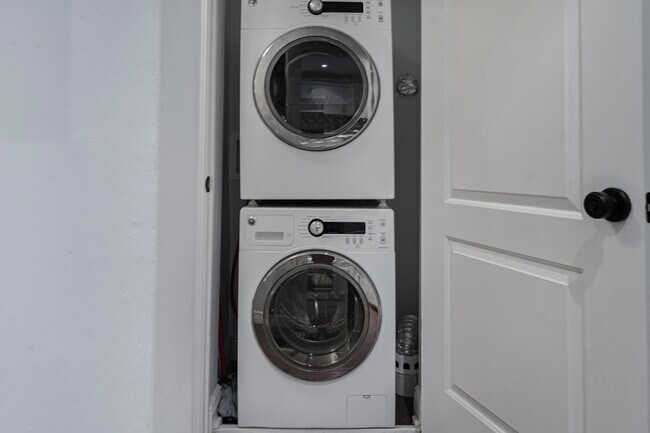 Building Photo - 3605 NE 32nd Ave