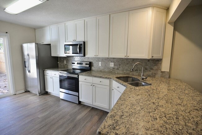 Building Photo - Updated Townhome in Larkspur Meadows