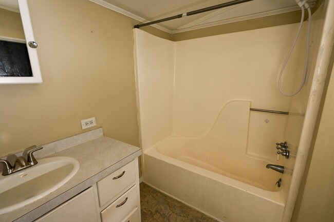 Building Photo - Charming 2BR / 2BA Home with Front Porch & Large Private Yard