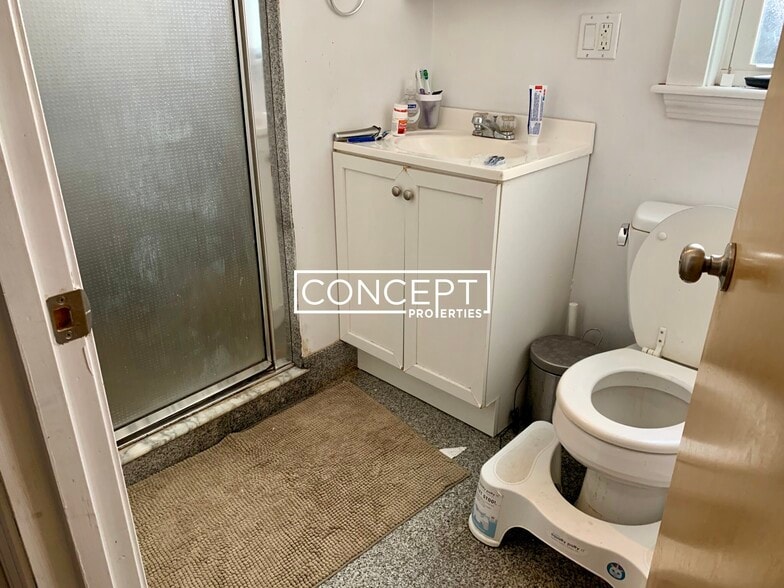 Building Photo - 38 Newton St