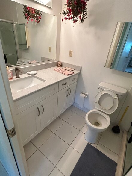 Hall bath - 197 High Point Ter W