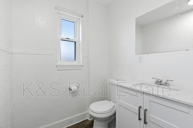 Building Photo - 144-144 W 9th Ave