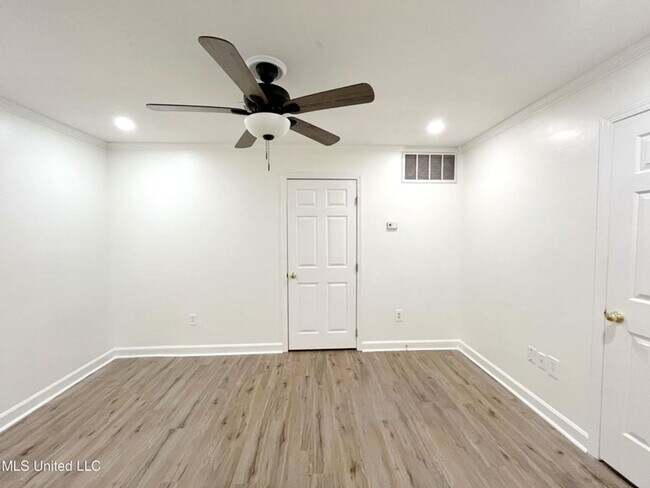 Building Photo - 1308 Roxbury Ct