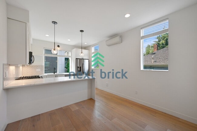 Building Photo - "Charming 2-Bed, 2-Bath Townhouse Retreat in Seattle – 1380 Sq Ft of Modern Comfort!"