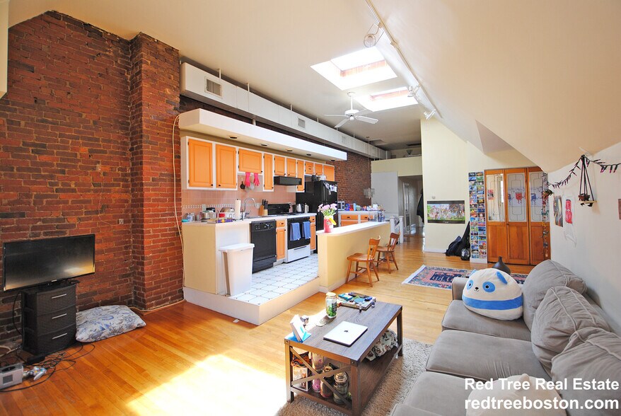 Building Photo - 1678 Beacon St