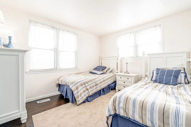 Building Photo - BEACH BLOCK - 2 Bed / 1 Bath - WINTER RENT...
