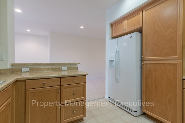 Building Photo - Newer 2 Bedroom, 2 Bath Townhouse with Garage