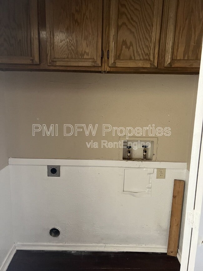 Building Photo - 1510 Cherrycrest Ln