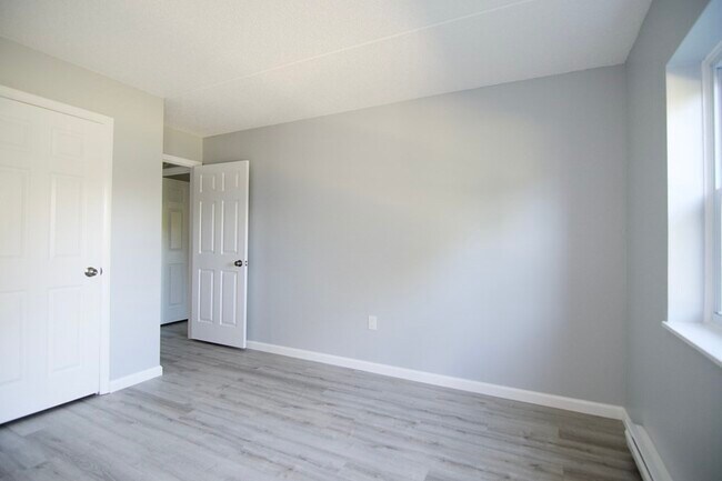 Building Photo - 22 Maple Crest Cir