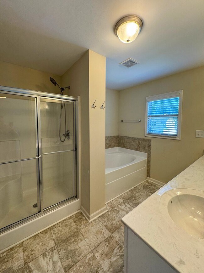 Building Photo - Stunning 4 Bed 2.5 Bath Raeford Home