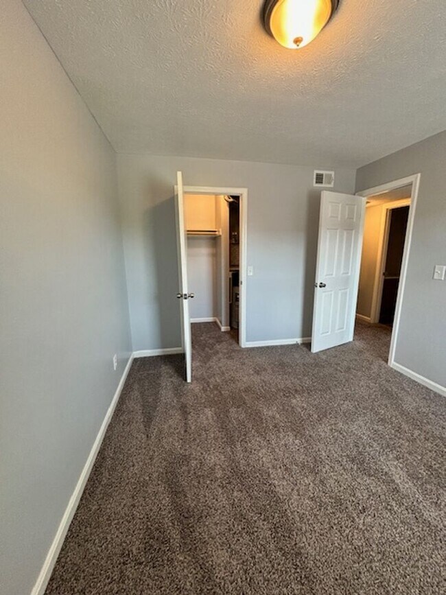 Building Photo - 1590 Illinois Rd