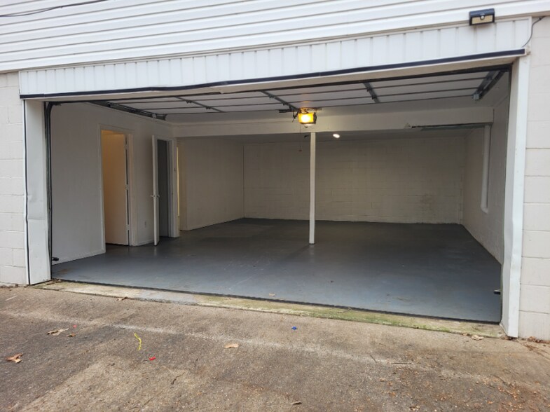 Building Photo - 1601 N Hills Blvd