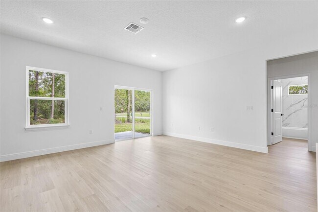 Building Photo - 1071 W Hampshire Blvd