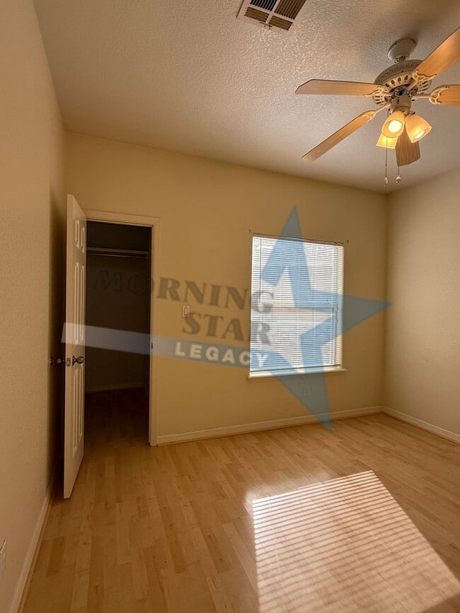 Building Photo - Spacious 3-Bedroom Home Off Roadrunner!