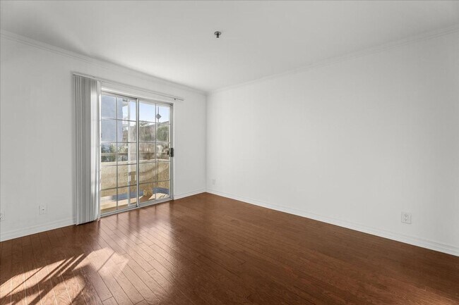 Building Photo - Bright 3-Bedroom Condo with Balcony and Fi...