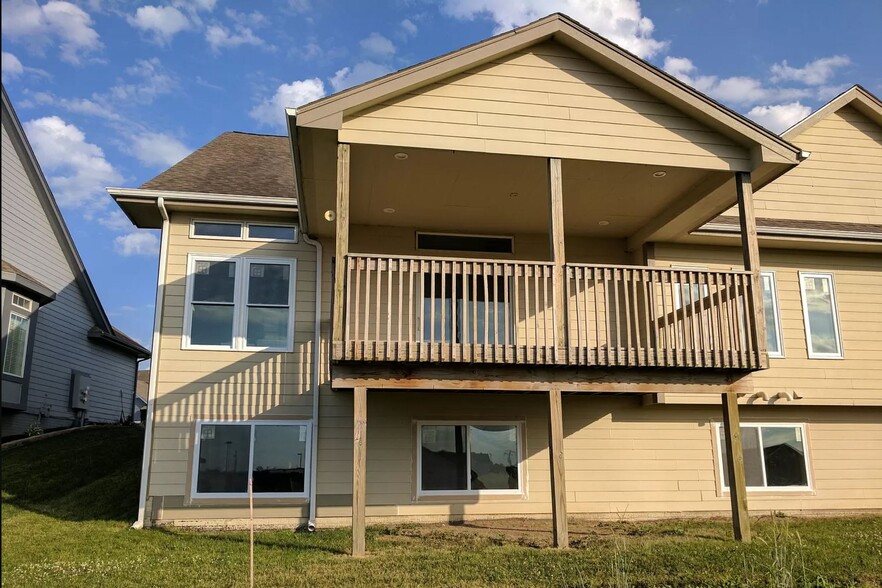 Building Photo - 306 Southwest Carriage Drive
