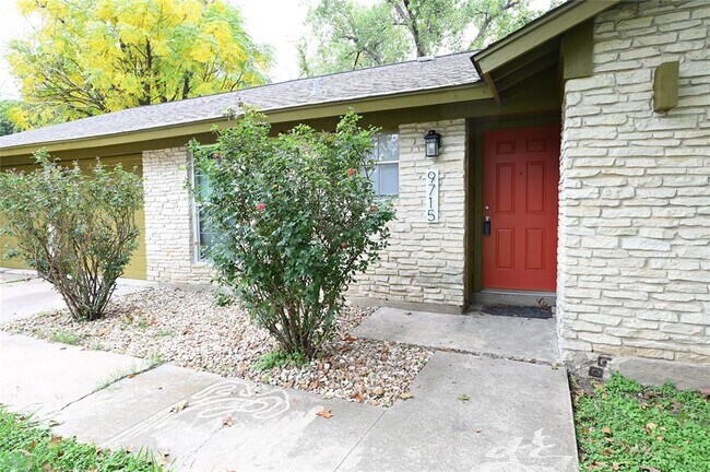 Building Photo - 9715 Oak Hollow Dr