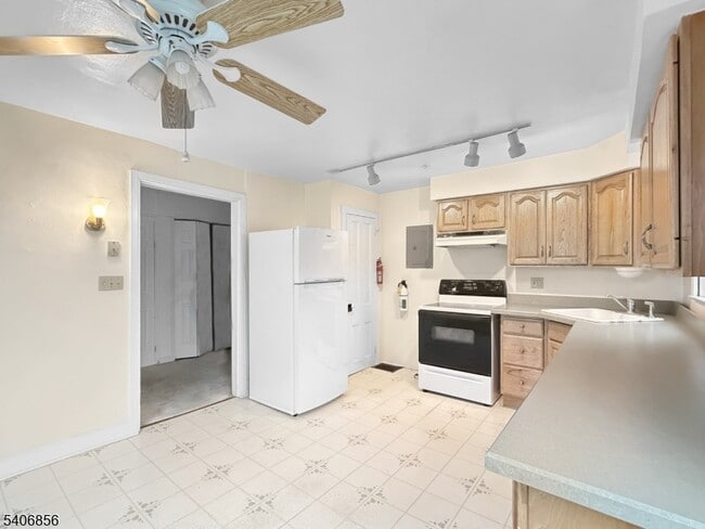 Building Photo - 416 Front St