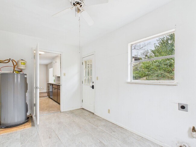 Building Photo - Established Nieghborhood