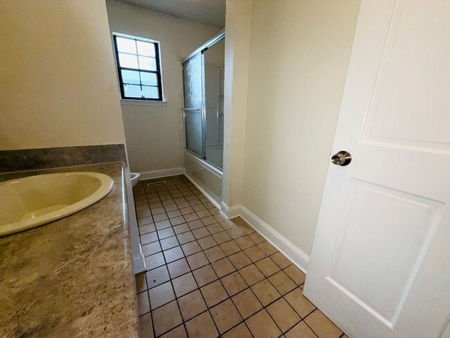 Building Photo - Centrally Located 4 Bedroom Home With Large Yard