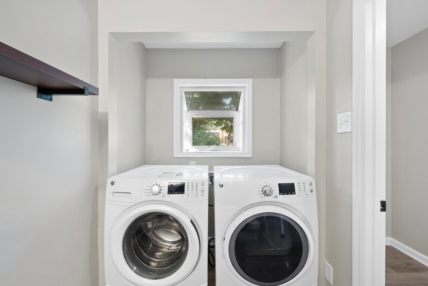 Laundry room - 2910 Driftwood Dr