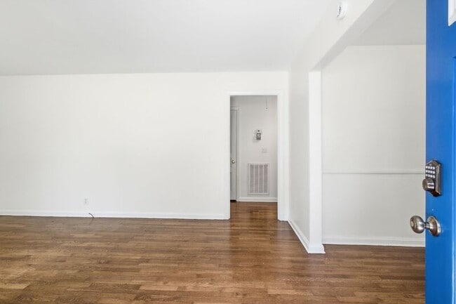 Building Photo - 240 Ridgeway Dr