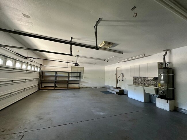 Building Photo - Beautiful well maintained home! Excellent ...