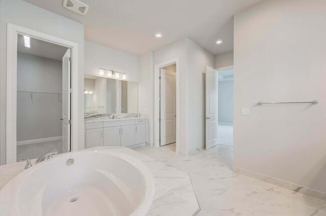 Building Photo - 9296 Crestview Cir