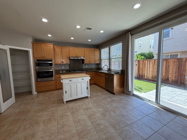 Building Photo - Luxurious 4 Bedroom 2.5 Bath Home.