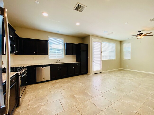 Building Photo - $2,195 DeWolf & Barstow, 3 Bedroom - Joy Dr, Clovis / Community Pool