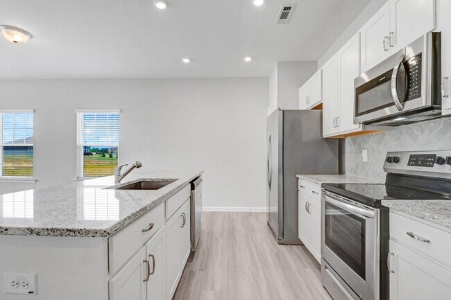 Building Photo - DRAKE ESTATES 3 BR | 2 BA Townhome w/ 2-Ca...