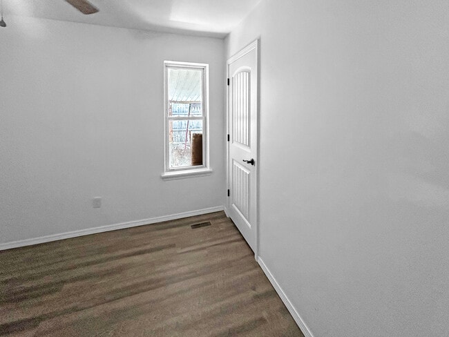 Building Photo - 1805 Southcrest Dr