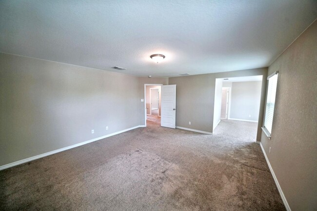 Building Photo - Beautiful 3-Bedroom Home with Flex Space in Universal City - Realtor Commission: $600