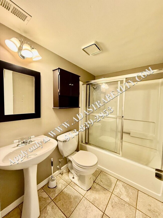 Building Photo - Beautiful 3 Bed 2 Bath Duplex in Lawrence-Available NOW!!