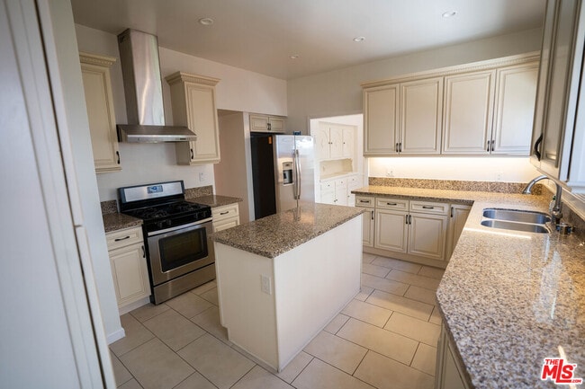 Building Photo - 1212 S La Jolla Ave