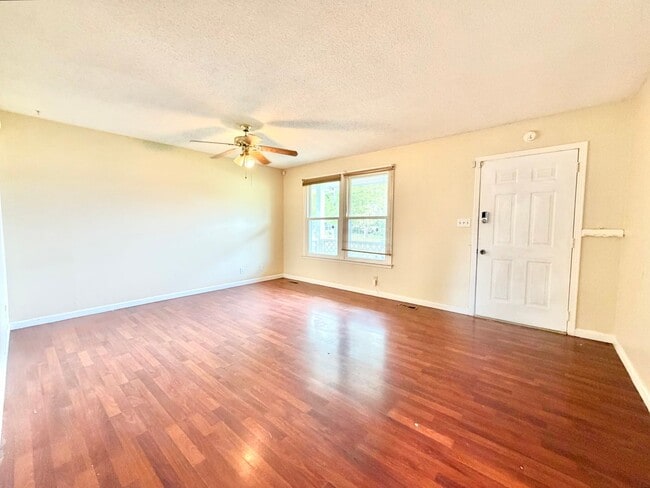 Building Photo - 634 Inver Ln