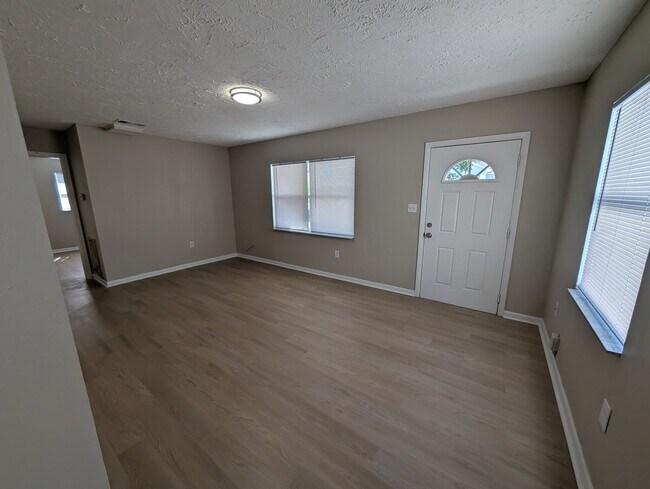 Building Photo - 3606 E Comanche Ave
