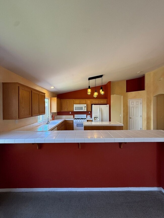 Building Photo - Spacious Single Story 4 Bedroom, 2 Bathroo...