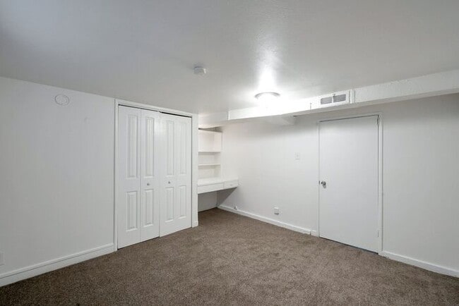 Building Photo - Quaint Basement Unit in Central Location